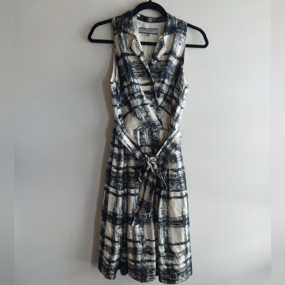 Anne Klein Black and Ivory Abstract Pattern 100% Silk Fit & Flare Dress